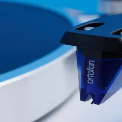 Nahaufnahme des Ortofon 2M Blue Tonabnehmers, bereit für einen Test auf einem Plattenspieler.