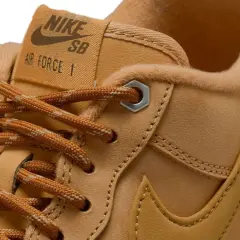 Nahaufnahme eines braunen Nike Air Force 1 Sneakers. Seit wann kamen Air Force 1 raus? Seit 1982!