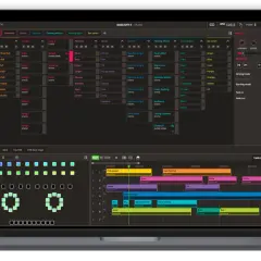 Lichtsteuerung Software: Ein Laptop zeigt eine Benutzeroberfläche zur Lichtprogrammierung mit Timelines, Farben und Effekten.