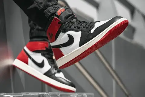 Schwarze Zehen auf roten Sohlen. Air Jordan 1 High OG "Black Toe" Sneaker, bereit für den nächsten Schritt.