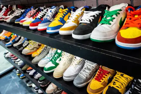 Regale voller bunter Sneaker der Nike Firma. Von knalligem Gelb bis zu klassischem Schwarz, eine wahre Fundgrube für Schuhliebhaber.