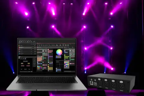 Laptop mit DMX-Software und Lichtpult im Hintergrund, bereit für eine beeindruckende Lichtshow.