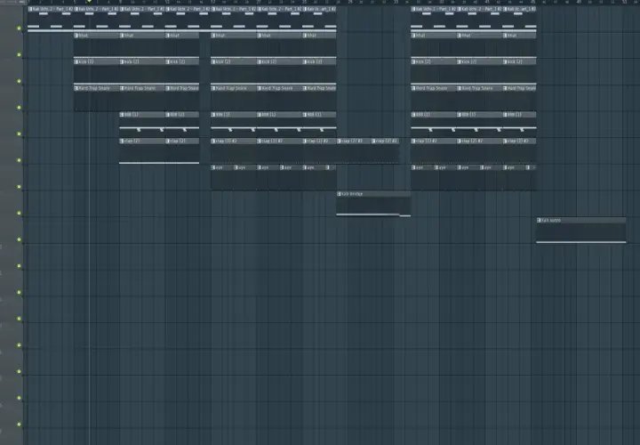 Ein Musikproduktions-Arrangement mit Spuren für Hi-Hat, Kick, Snare, 808 und Clap. Der Beat beginnt, als würde er zum Leben erwachen, ein rhythmischer Tanz.