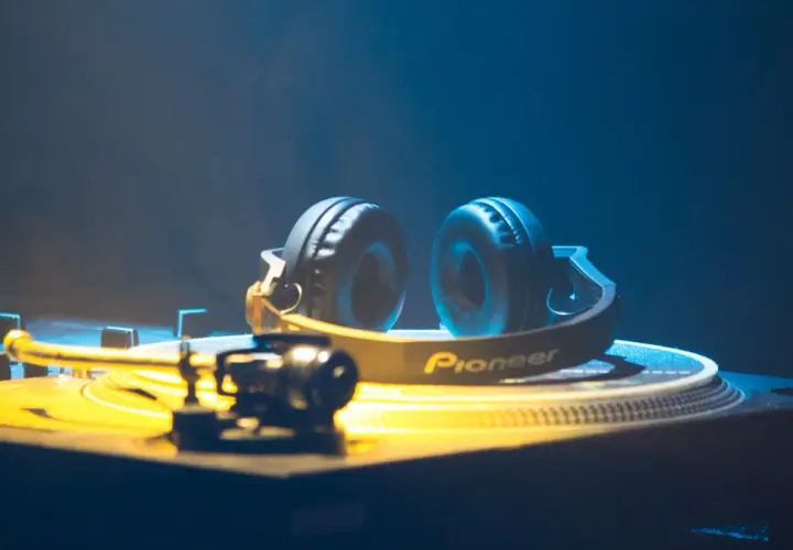 Kopfhörer auf einem Plattenspieler, bereit für House Music.
