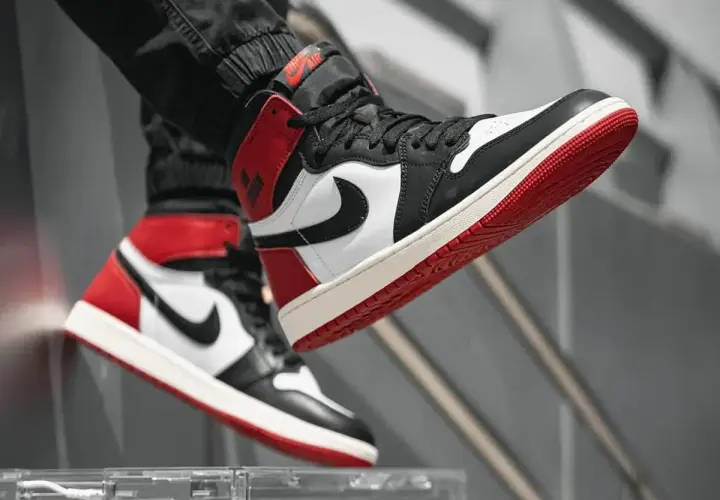 Schwarze Zehen auf roten Sohlen. Air Jordan 1 High OG "Black Toe" Sneaker, bereit für den nächsten Schritt.