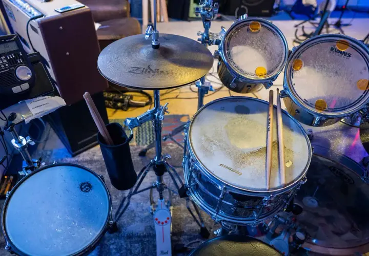 Ein Schlagzeugaufbau mit Sticks, Becken und Trommeln. Bereit für den nächsten Beat.