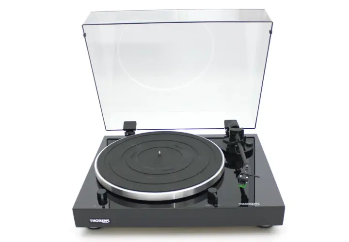 Schwarzer Plattenspieler Thorens TD 202 im Test, mit glänzendem Chassis und transparenter Haube.