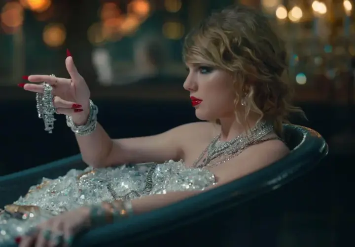 Taylor Swift in einem mit Diamanten besetzten Kleid in einer Badewanne, das teuerstes Musikvideo aller Zeiten.