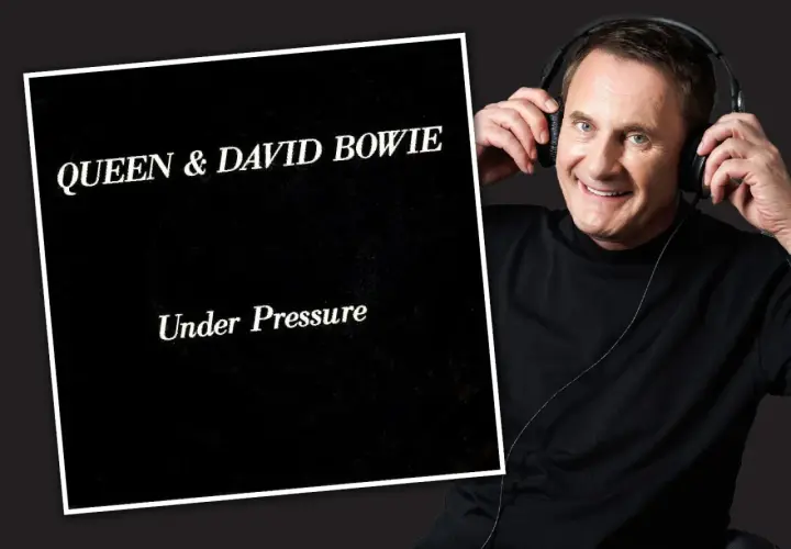 Mann mit Kopfhörern lächelt, neben der Platte "Under Pressure" von Queen & David Bowie.