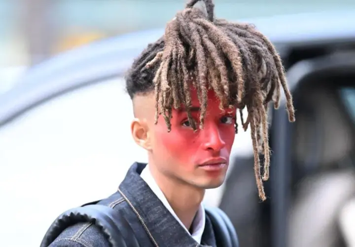 Jaden Smith heute mit roten Wangen und Dreadlocks, bereit für seinen nächsten Auftritt.