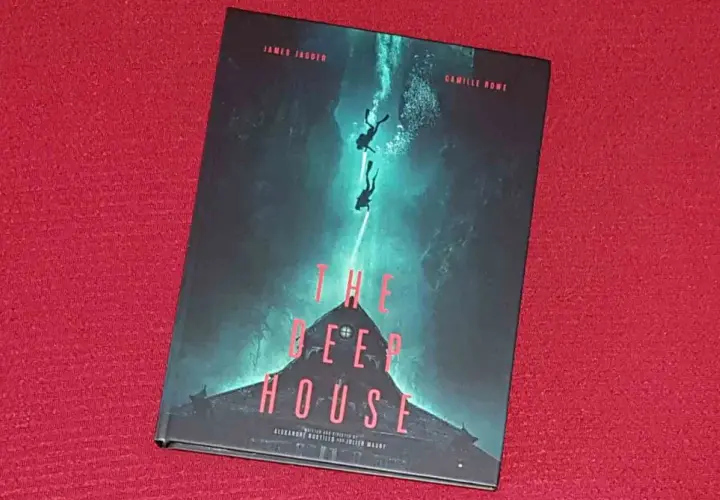 Das Cover von "The Deep House" zeigt Taucher, die in die Tiefe eines unheimlichen Hauses hinabsteigen. Ein spannender Thriller erwartet dich!