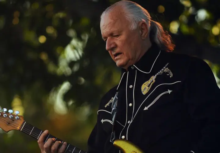 Dick Dale, der Surf-Rock-Pionier, spielt seine goldene E-Gitarre mit Leidenschaft.