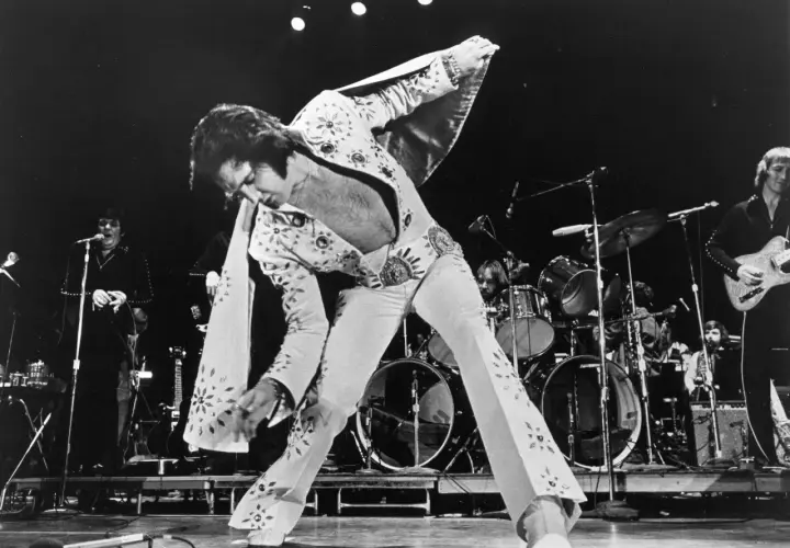 Elvis Presley, einer der erfolgreichsten Musiker aller Zeiten, in einem seiner ikonischen Bühnenoutfits.