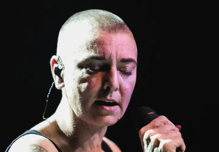Sinéad O'Connor singt mit geschlossenen Augen, ihre Stimme ist ein Ausdruck von "nothing compares to you bedeutung".