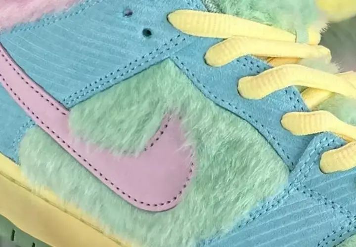 Bunte Nike SB Sneaker mit flauschigen Einsätzen und gelben Schnürsenkeln. Die Bedeutung von Nike SB zeigt sich in diesem einzigartigen Design.