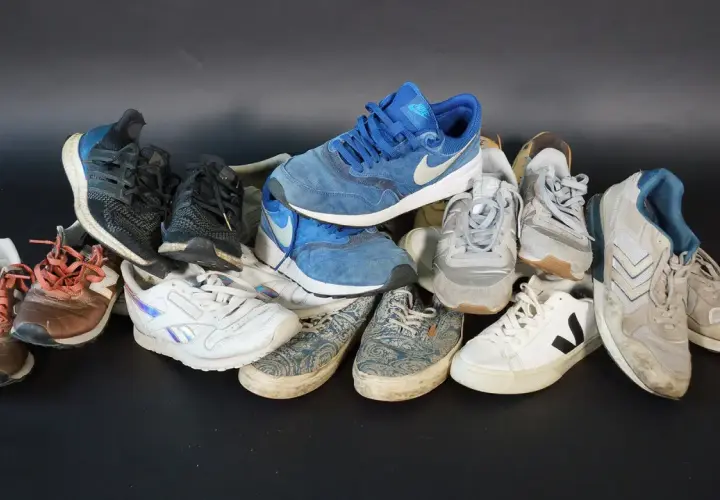 Bunte Sneaker-Sammlung, darunter blaue Nike-Schuhe. Die Frage, wo werden Nike Schuhe hergestellt, bleibt offen.