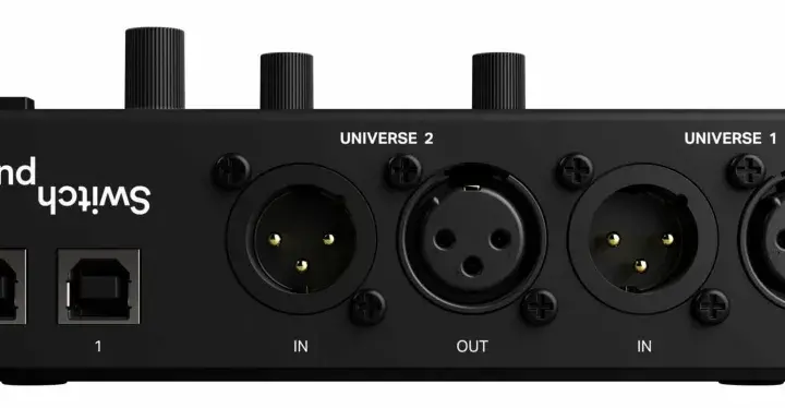 Soundswitch Control One: schwarzes Gerät mit zwei USB-Anschlüssen und vier XLR-Buchsen für Universe 1 und 2.