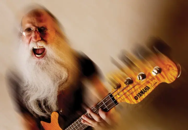 Lee Sklar, mit seinem legendären Bart, brüllt vor Begeisterung, während er auf seinem Yamaha-Bass spielt.