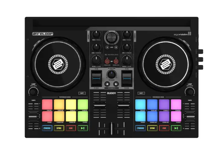Ein schwarzer DJ-Controller mit zwei Jogwheels und vielen bunten Pads. Der "reloop buddy" ist bereit für den nächsten Beat.
