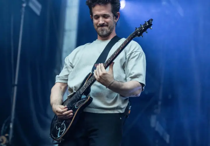 Alex Feder spielt mit Leidenschaft E-Gitarre auf der Bühne.