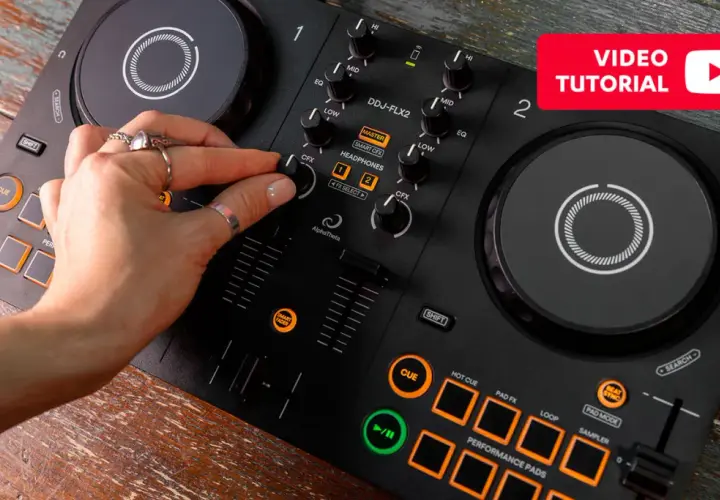 Hand steuert DJ-Controller für coole DJ-Sets. Video-Tutorial erklärt die Funktionen.