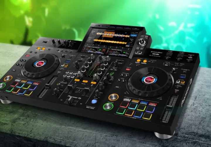 Ein Pioneer XDJ-RX3 DJ-Controller mit leuchtenden Pads und einem Touchscreen, bereit für die nächste Party.