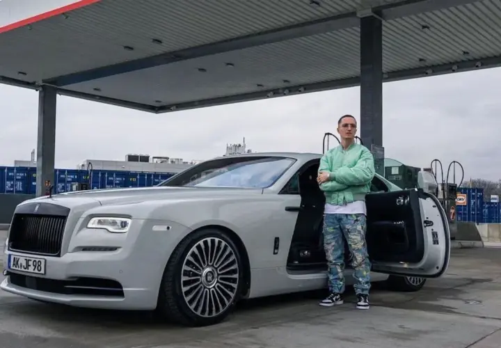 Justin Fuchs mit seinem Rolls-Royce, bereit, den Peso zu verdienen.