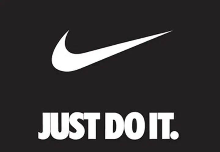 Nike Swoosh und der Slogan "JUST DO IT." auf schwarzem Hintergrund. Ein Aufruf zum Handeln, um deine Ziele zu verfolgen.