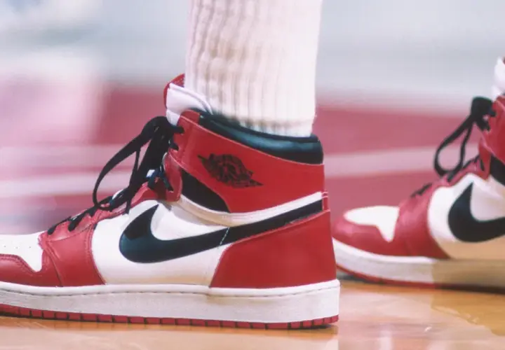 Der erste Air Jordan in Rot und Weiß, ein ikonischer Basketballschuh, der Geschichte schrieb.