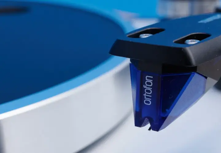 Nahaufnahme des Ortofon 2M Blue Tonabnehmers, bereit für einen Test auf einem Plattenspieler.
