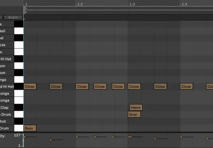 Ein trap beat pattern mit Hi-Hat, Bass Drum und Snare.