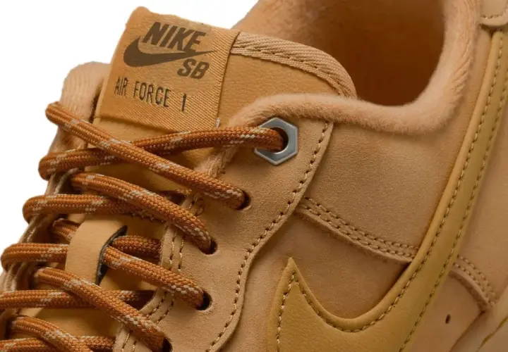 Nahaufnahme eines braunen Nike Air Force 1 Sneakers. Seit wann kamen Air Force 1 raus? Seit 1982!