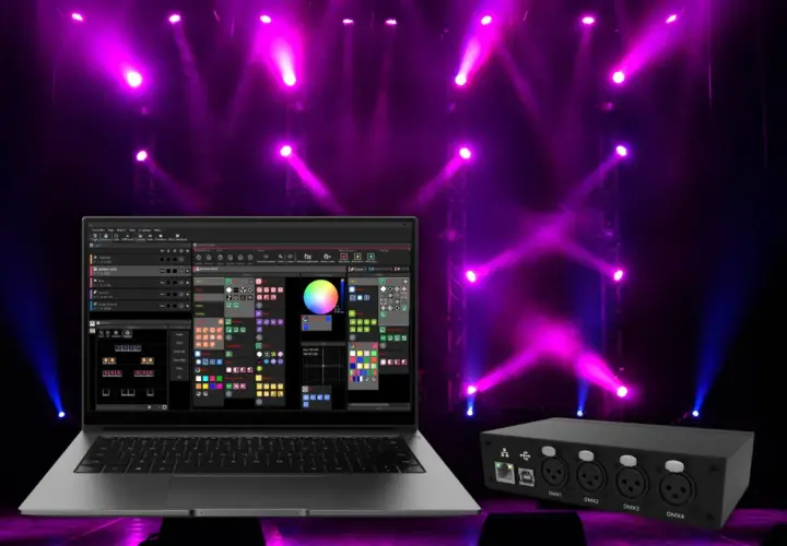 Laptop mit DMX-Software und Lichtpult im Hintergrund, bereit für eine beeindruckende Lichtshow.