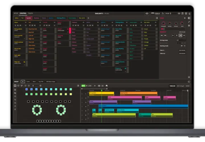 Lichtsteuerung Software: Ein Laptop zeigt eine Benutzeroberfläche zur Lichtprogrammierung mit Timelines, Farben und Effekten.