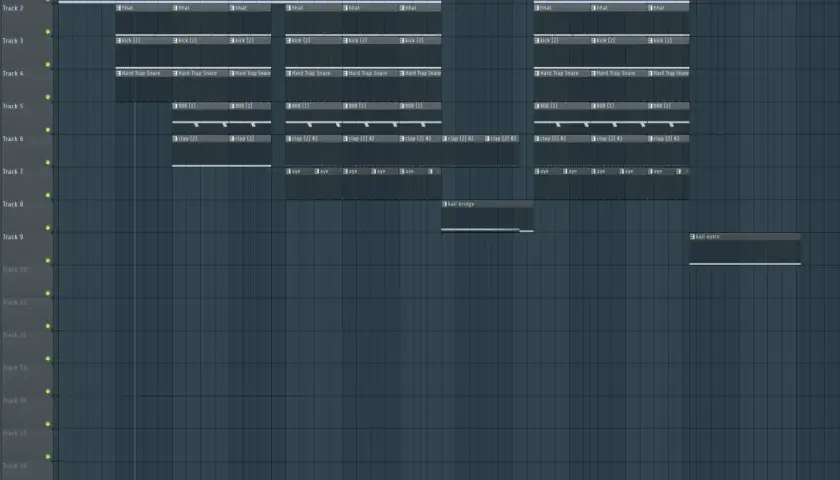 Ein Musikproduktions-Arrangement mit Spuren für Hi-Hat, Kick, Snare, 808 und Clap. Der Beat beginnt, als würde er zum Leben erwachen, ein rhythmischer Tanz.