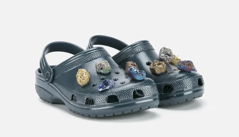 Dunkelblaue Crocs mit glitzernden Kristallen und Geoden, die sie zu den teuersten Crocs der Welt machen.