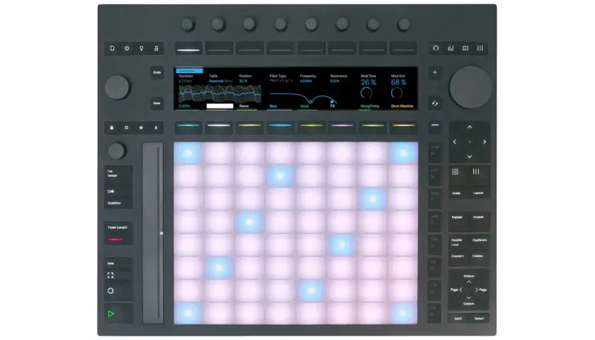 Ableton Push 3 Standalone: Ein Musikproduktions-Controller mit leuchtenden Pads und einem Display, das Synthesizer-Parameter anzeigt.