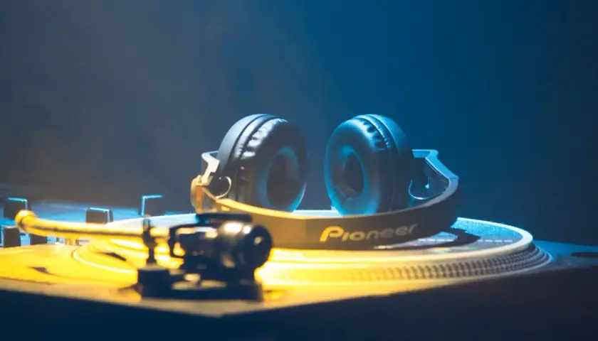 Kopfhörer auf einem Plattenspieler, bereit für House Music.