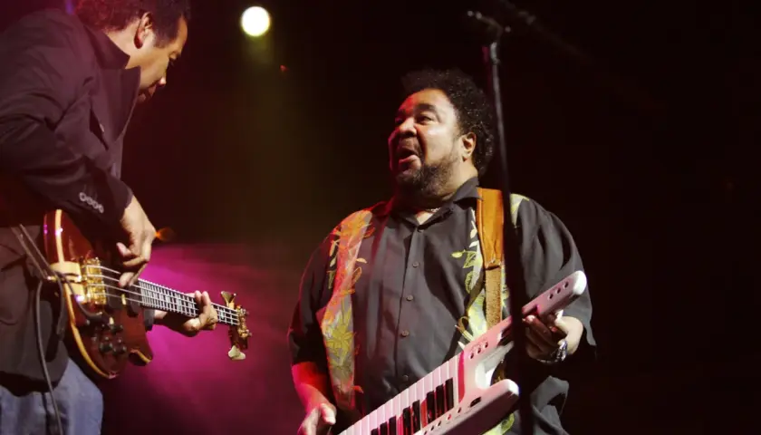 George Duke spielt Keytar und Bassgitarre auf der Bühne.