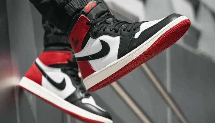 Schwarze Zehen auf roten Sohlen. Air Jordan 1 High OG "Black Toe" Sneaker, bereit für den nächsten Schritt.