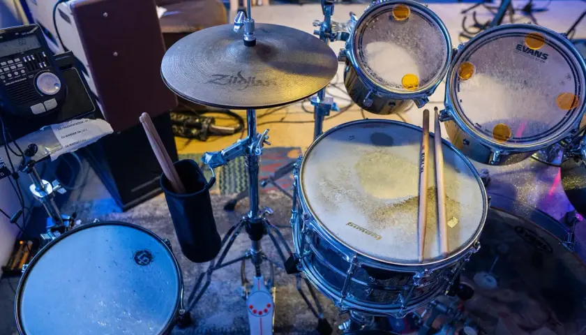 Ein Schlagzeugaufbau mit Sticks, Becken und Trommeln. Bereit für den nächsten Beat.