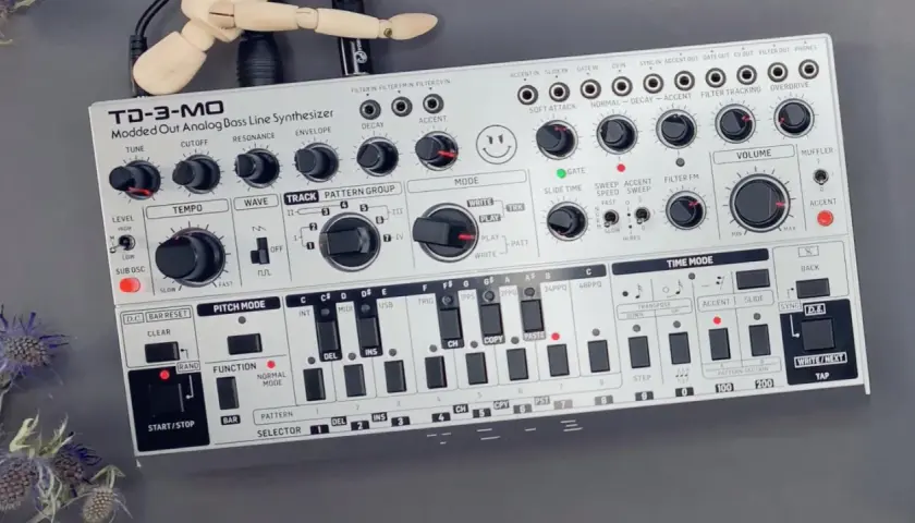 Behringer TD-3 MO, ein modifizierter Analog-Bassline-Synthesizer, bereit für kreative Klänge.