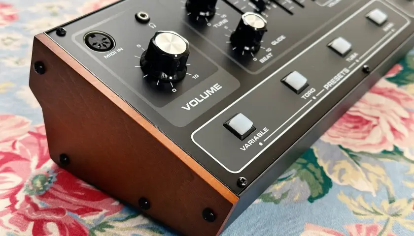 Behringer Toro Synthesizer mit Holzseitenteilen und Reglern für Volume, Tune, Glide und Beat.