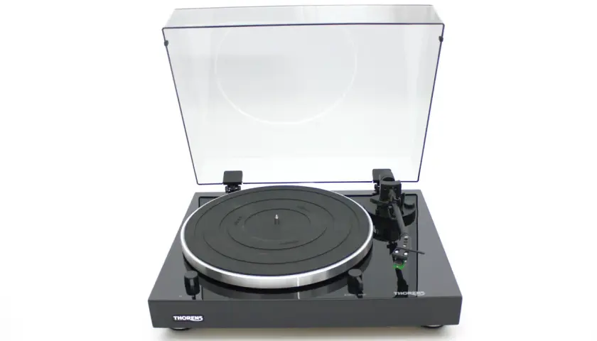Schwarzer Plattenspieler Thorens TD 202 im Test, mit glänzendem Chassis und transparenter Haube.