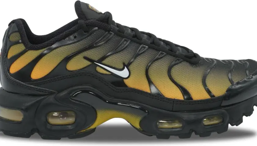 Schwarzer Nike Air Max Plus TN Sneaker mit gelb-orangefarbenem Farbverlauf. Seit wann gibt es Nike TNS? Seit 1998!