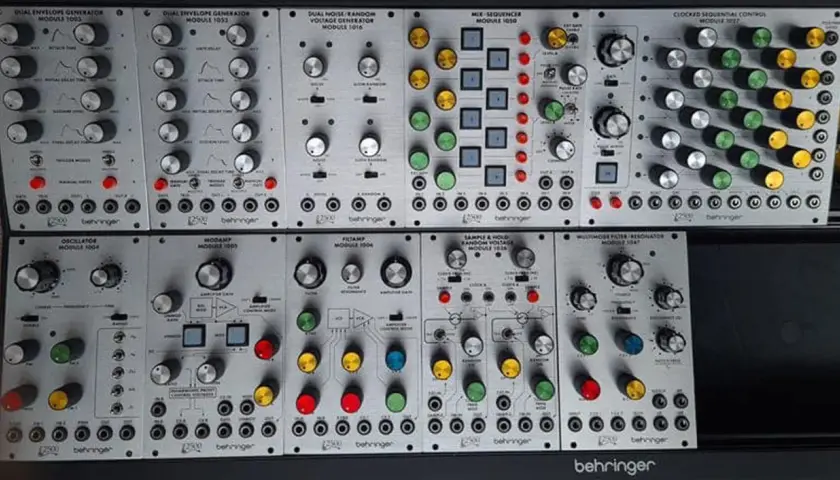 Behringer ARP 2500 Synthesizer-Module: Sequenzer, Oszillatoren, Filter und mehr.