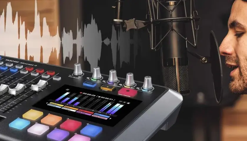 Mann spricht ins Mikrofon, während ein Mischpult für eine live recording bereitsteht. Wellenformen im Hintergrund zeigen den Ton.