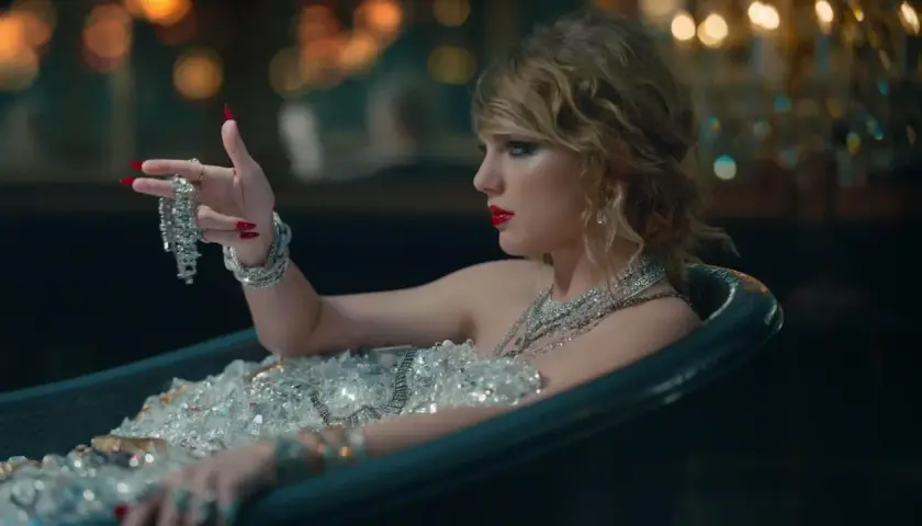 Taylor Swift in einem mit Diamanten besetzten Kleid in einer Badewanne, das teuerstes Musikvideo aller Zeiten.