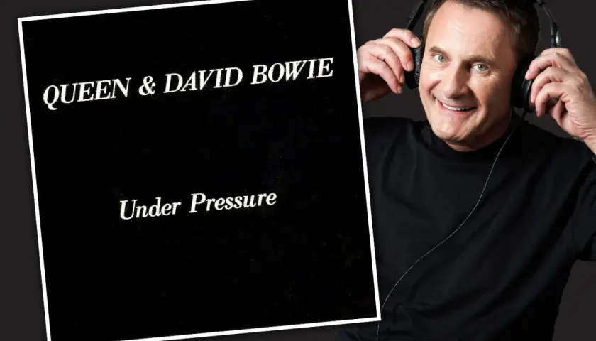 Mann mit Kopfhörern lächelt, neben der Platte "Under Pressure" von Queen & David Bowie.