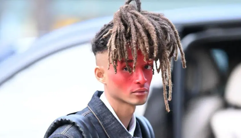 Jaden Smith heute mit roten Wangen und Dreadlocks, bereit für seinen nächsten Auftritt.